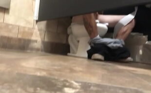 filme porno no banheiro